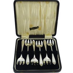 Set of six 1930's silver cake forks, hallmarked Viner's Ltd, Sheffield 1937, contained within a fitted case, approximate silver weight 4.11 ozt (128 grams)