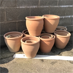 A quantity of approx. 20 terracotta plant pots - various sizes