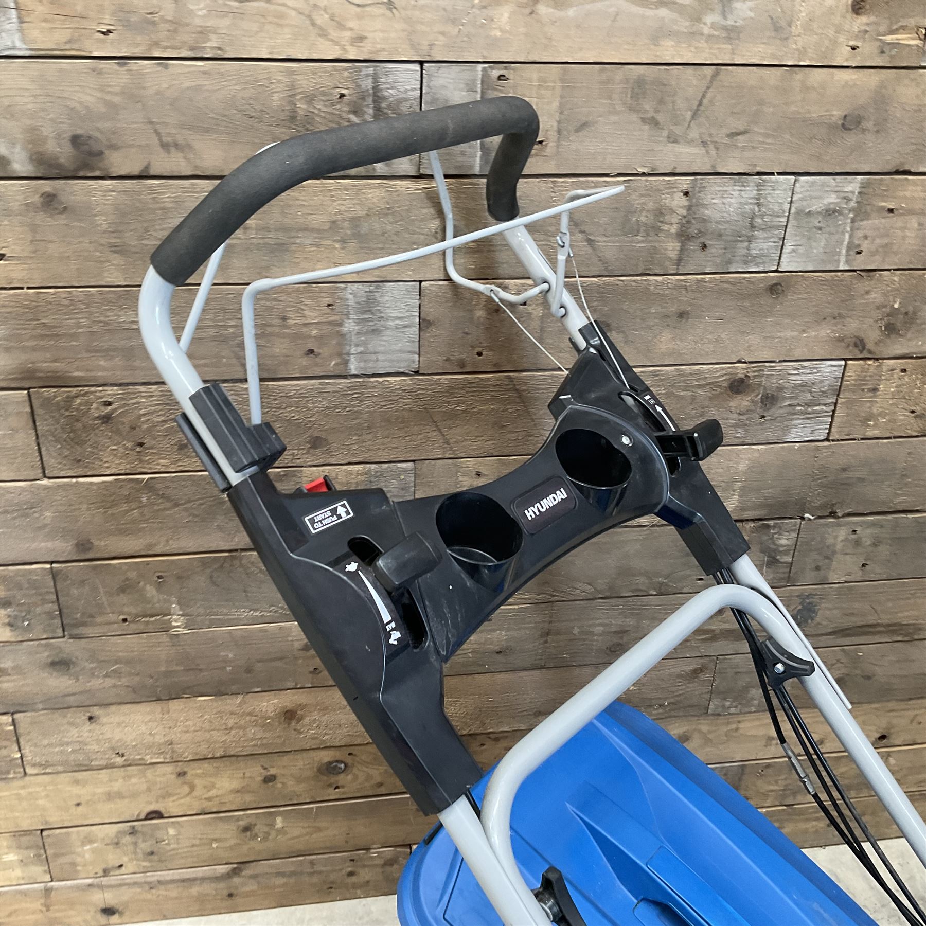 Hyundai HYM530SPER electric start petrol lawnmower