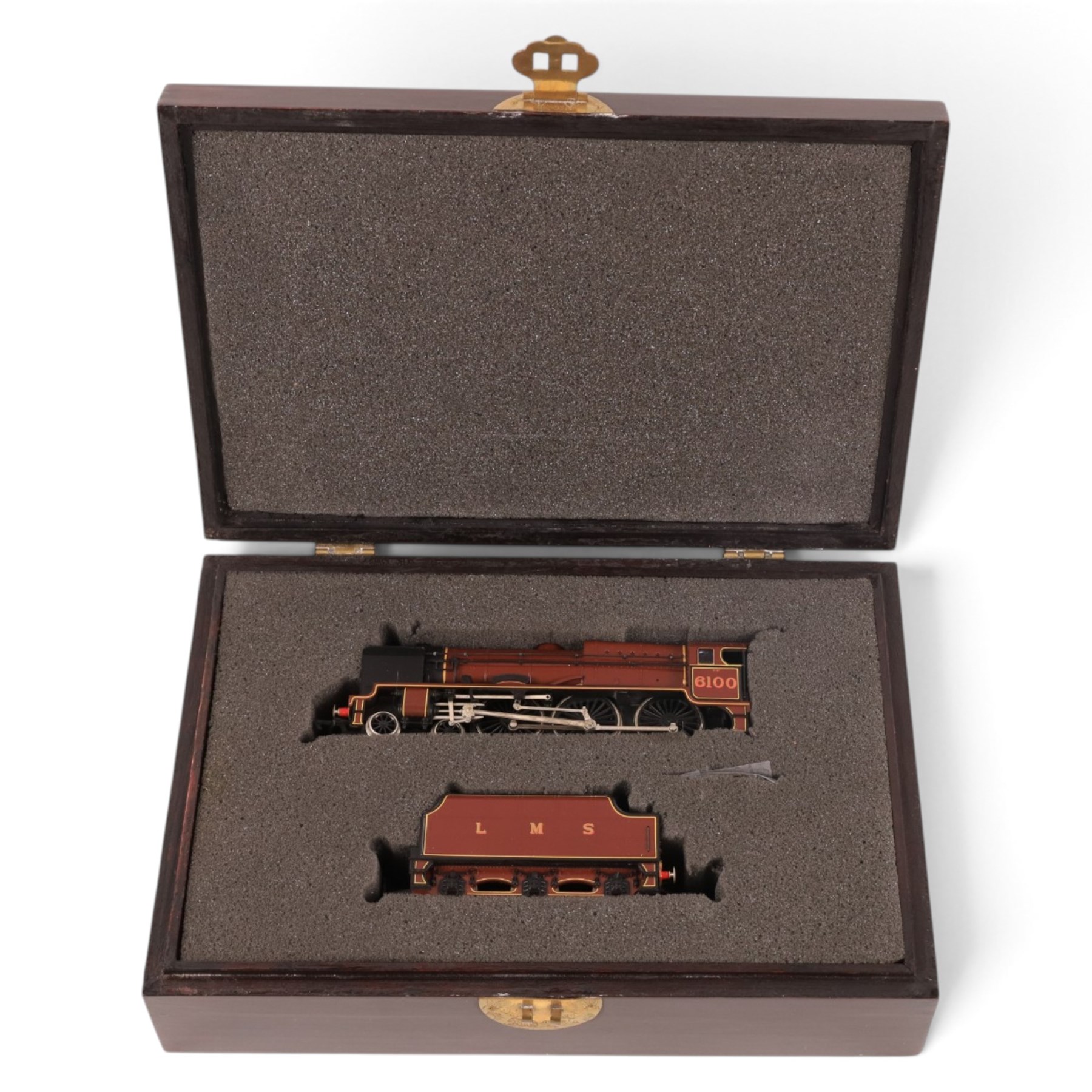 Limited edition 00 gauge Bachmann 4-6-0 locomotive and tender 'Royal Scot' no. 6100, in wooden presentation case with loose name plates 