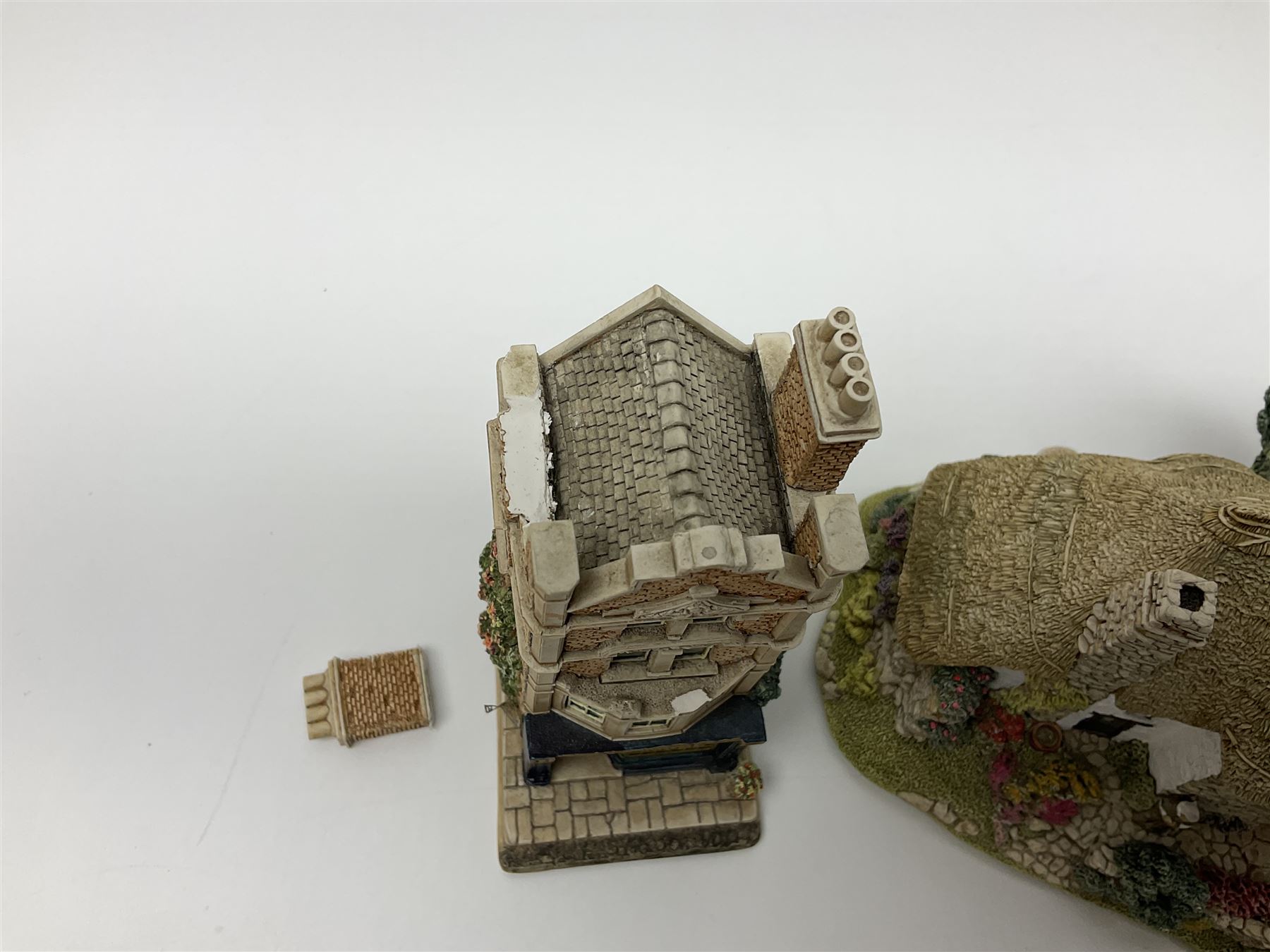 Fourteen Lilliput lane models, to include Eriskay Croft, Little Smithy, Gulliver's Gate, Kerry Lodge, Eamont Lodge etc, all with original boxes and some with deeds (14) 