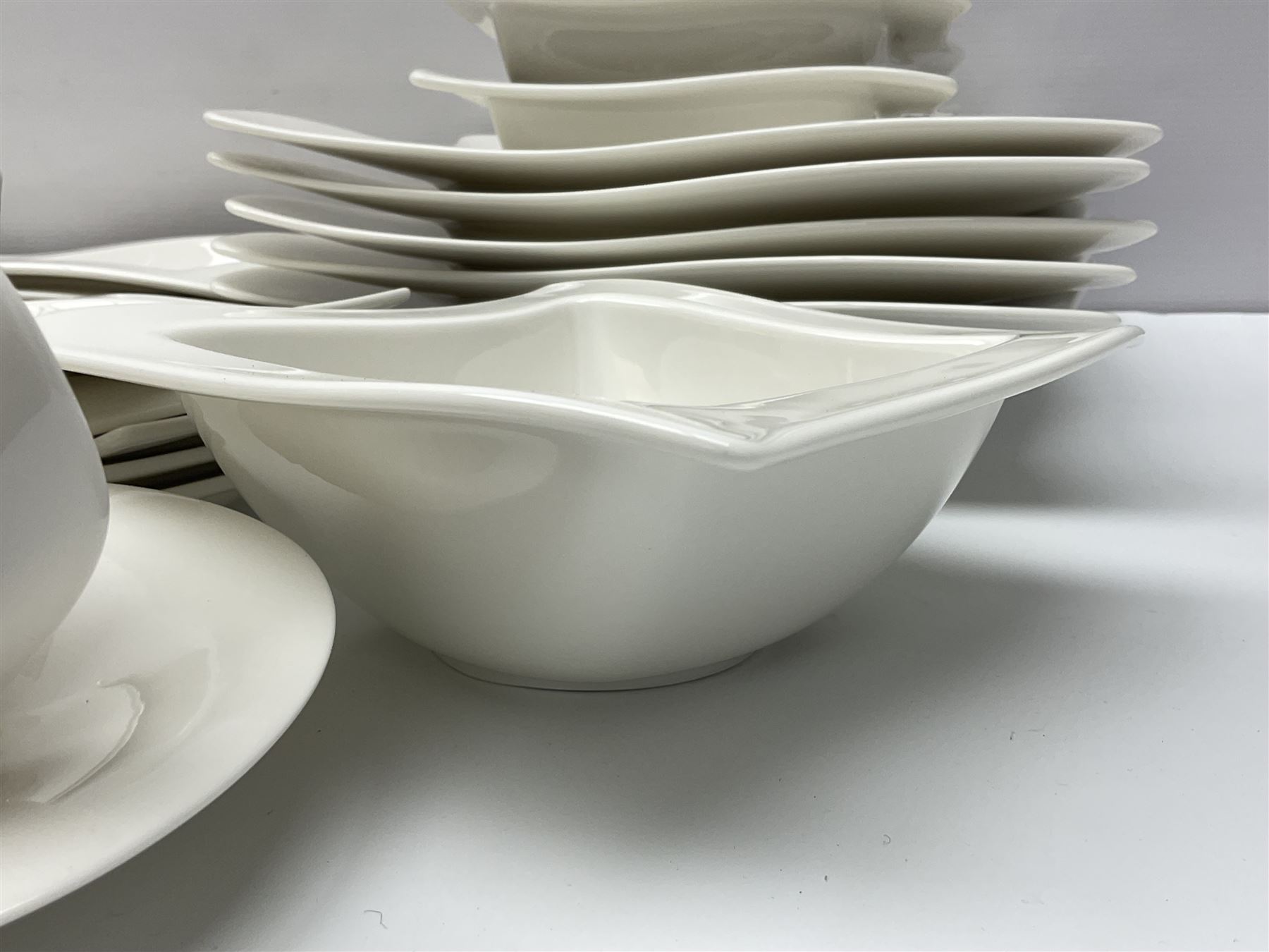 Villeroy & Boch New Wave pattern dinner and tea service for five people, comprising square dinner plates, rectangular dinner plates, pasta bowls, cereal bowls, coffee cups and saucers, side plates and dessert plates, all with printed mark beneath