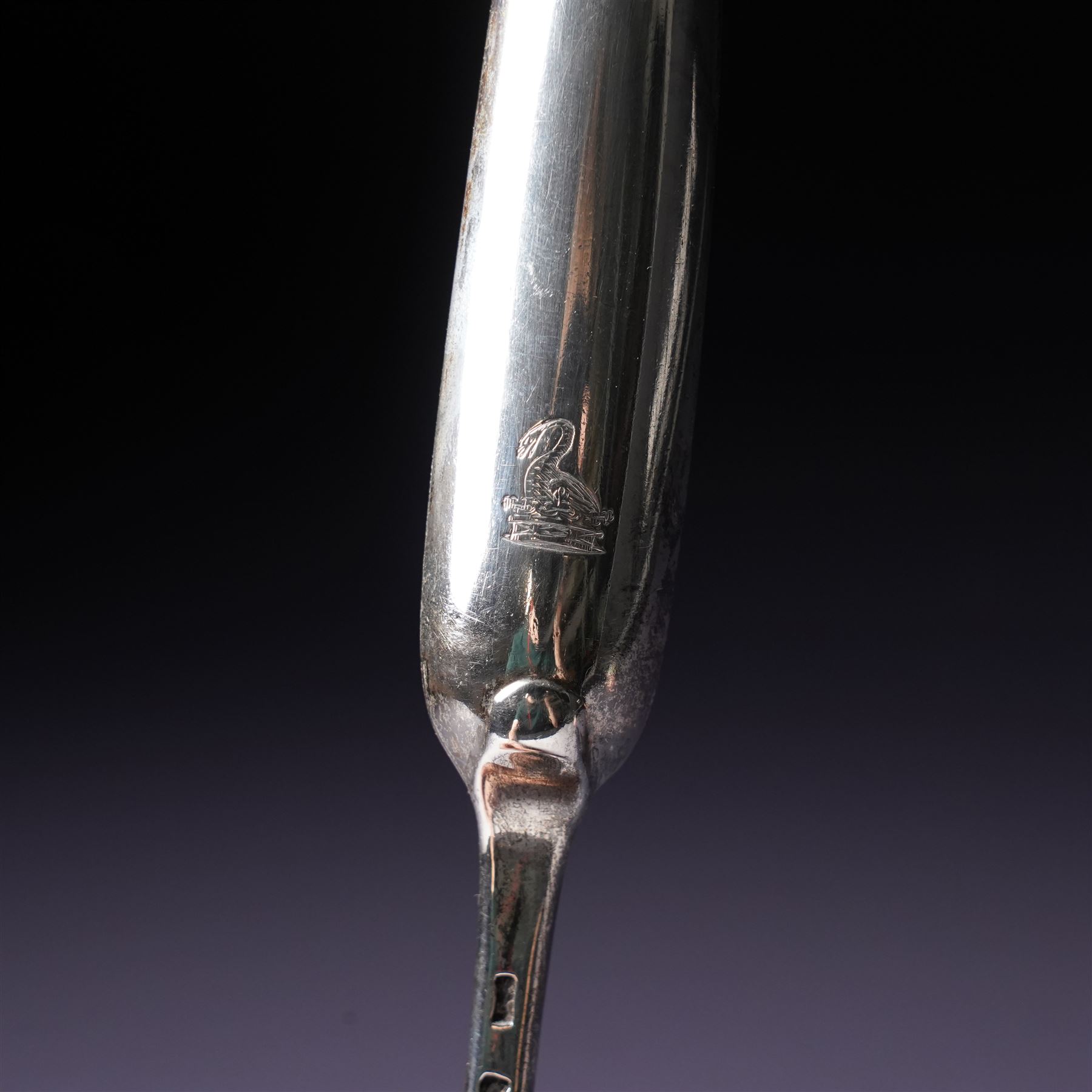 George II silver marrow scoop, the reverse engraved with a crest of a swan L22cm London 1736, makers mark rubbed