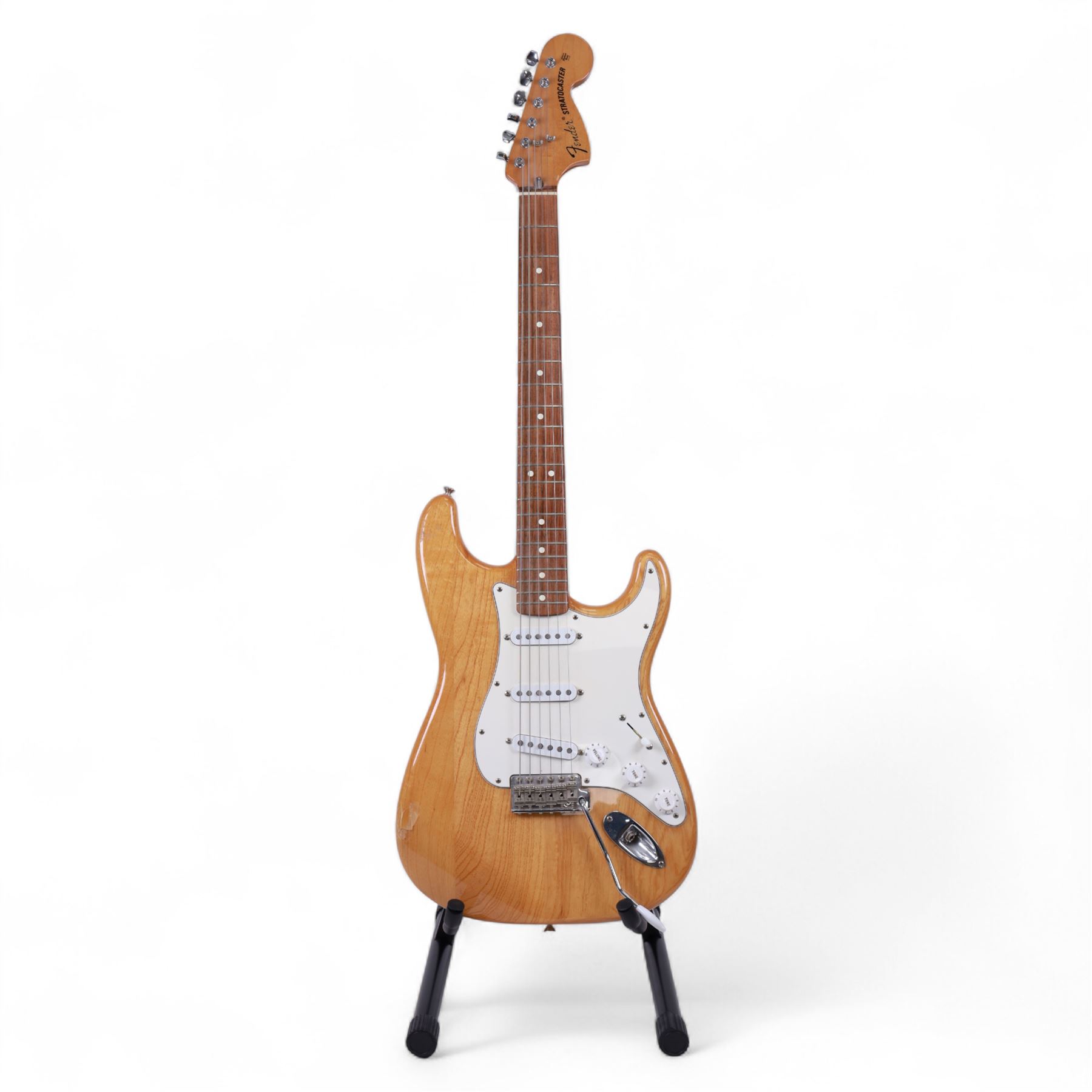 Fender Stratocaster electric guitar, serial no. MN8110169 made in Mexico c. 1998, with natural body, maple neck, three pickups, three control dials and five way selector switch, L99cm 
