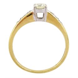 18ct gold single stone round brilliant cut diamond ring, with diamond set shoulders, London 1996, total diamond weight 0.33 carat