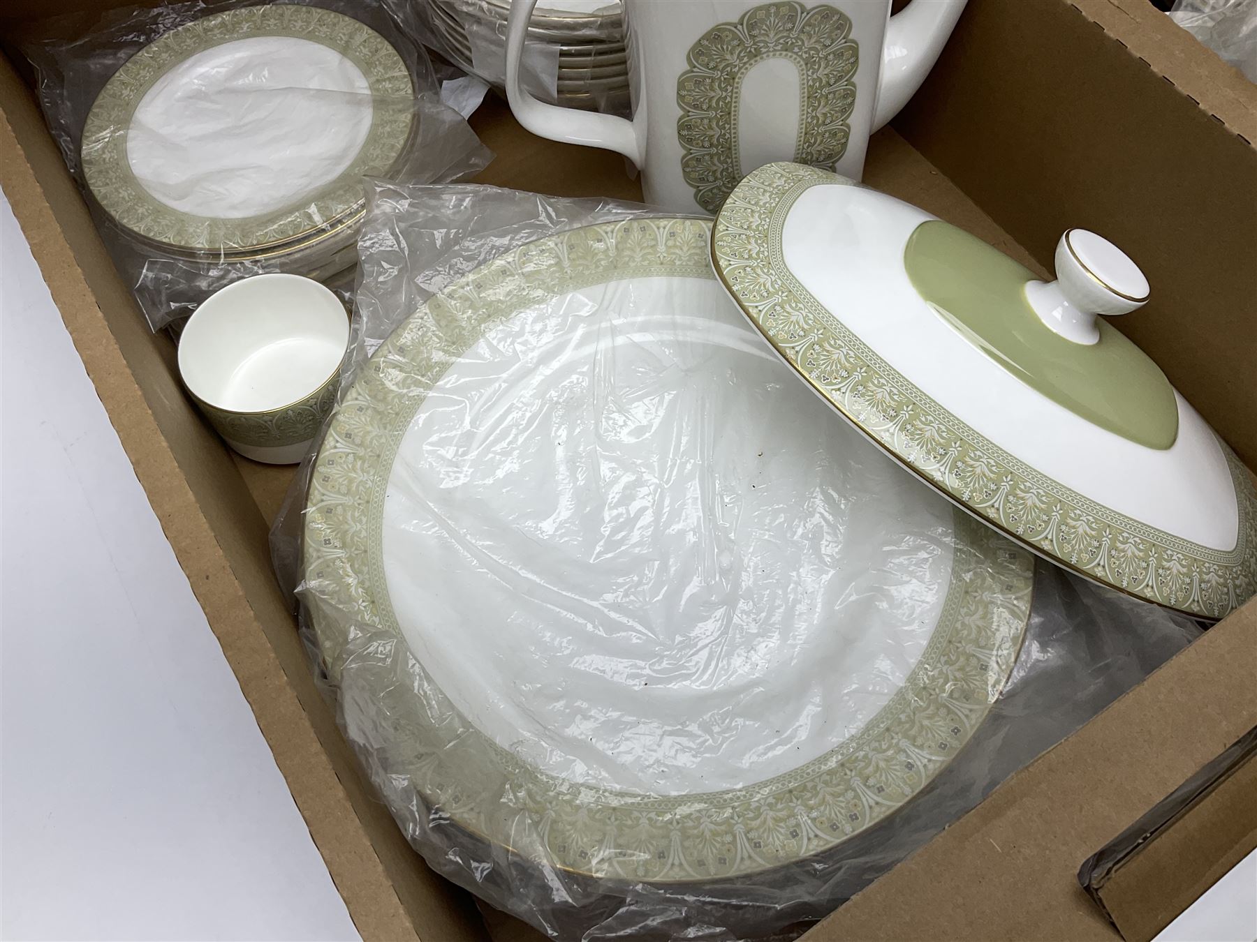 Royal Doulton Sonnet pattern part tea and dinner service, to include meat platter, coffee pot, sauce boat etc, in two boxes 