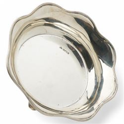 Silver bowl with scalloped edge and engraved decoration on four bracket shape feet D15cm Sheffield 1911 Maker Elkington & Co