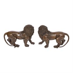 Pair of opposing bronze lions, H22.5cm L27cm
