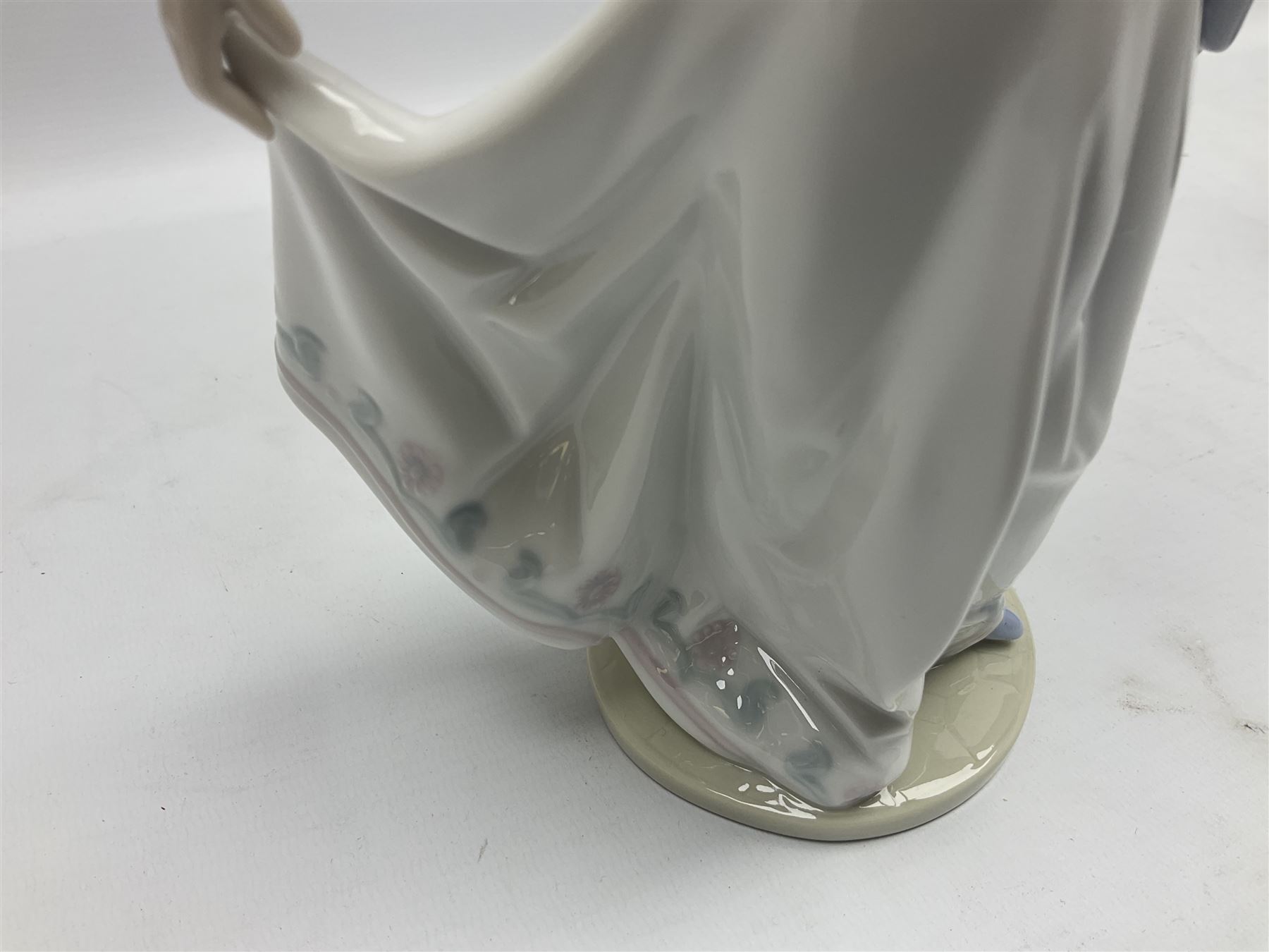 Two Lladro figures, comprising Now & Forever no 7642 and Kiss & Make Up no 5555, largest example H28cm