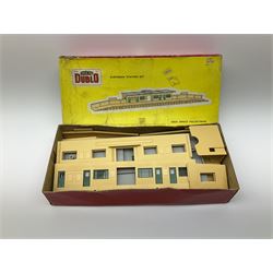 Hornby Dublo - 5006 Engine Shed Extension Kit; 5085 Suburban Station Kit; and 5030 Island Platform Kit; all in pictorial boxes; and Plastic Platform Extension in associated box lid (4)