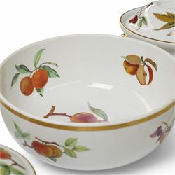 Collection of Worcester Evesham oven to tableware including two oval and two circular vegetable dishes and covers, five circular serving bowls, largest 26cm, and rectangular, oval and and square dishes etc (16)