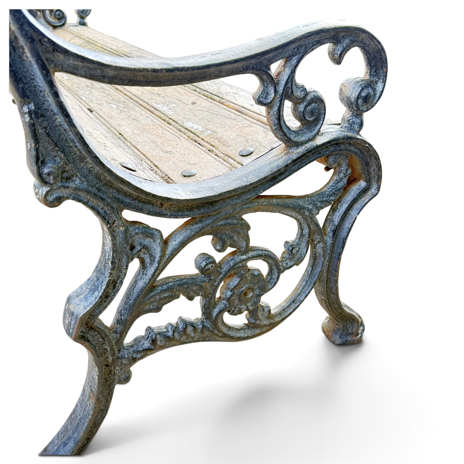 Late 19th/early 20th century Coalbrookdale design cast iron and teak garden bench, the end supports with scrolled backs and pierced foliate arm terminals above ornate scrolling acanthus-cast stretchers, terminating in lobed pad feet, united by a teak slatted back and seat