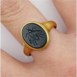 18ct gold seal ring, with bloodstone intaglio depicting a fly, Birmingham 1937