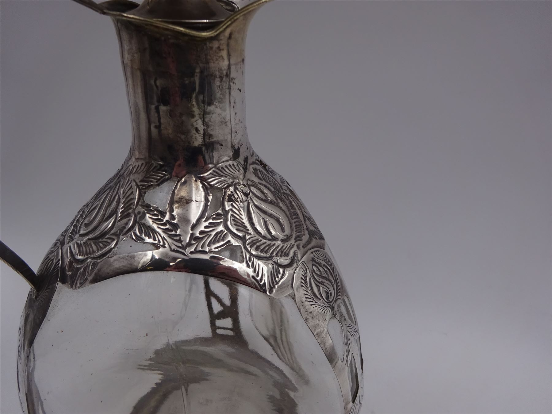 20th century Mexican silver overlaid Dimple whisky decanter/jug with stopper, the glass body overlaid with pierced floral silver decoration, with silver C handle and silver stopper, stamped 925 to base, H23.5cm