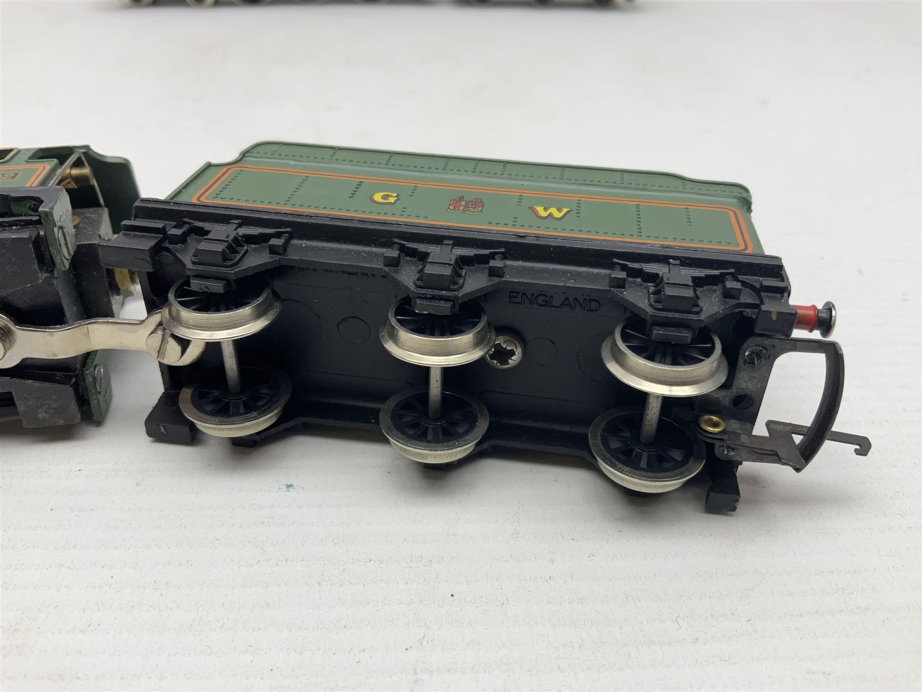 Wrenn '00' gauge - two Castle Class' 4-6-0 locomotives - 'Devizes Castle' No.7002 in GW Green; and 'Windsor Castle' No.4082 in BR Blue; both boxed with instructions (2)