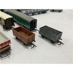 Hornby/Tri-Ang ‘00’ gauge - eight various coaches and eighteen goods wagons; all unboxed (26)