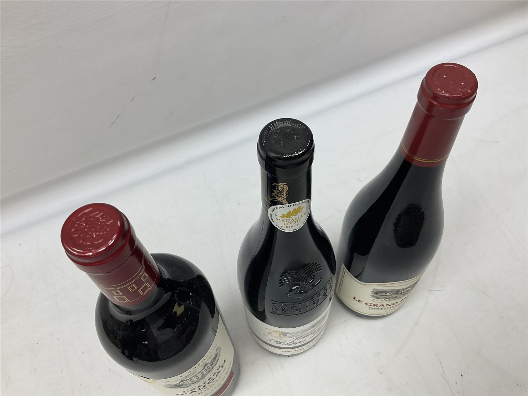 Mixed red wines including six bottles Chateau Verniotte Castillon Cotes de Bordeaux 2011, 750ml 14.5% vol, two bottles Chateau Philippe Lamour Costieres De Nimes 2016, 750ml 14% vol, Chateau du Prieur Bordeaux 2016 and five others of various contents and proofs (14)  