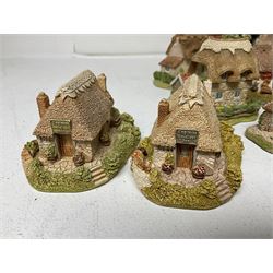 Nineteen Lilliput Lane models, including Dove Tails, Birdlip Bottom, Smallest Inn, Gossip Gate and Beehive Cottage, all with deeds and original boxes (19)
