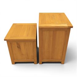 Two solid oak pedestal chests fitted with drawers, one with three drawers (H 64cm, W 49cm) and two drawers (H 46cm, W 49cm)
