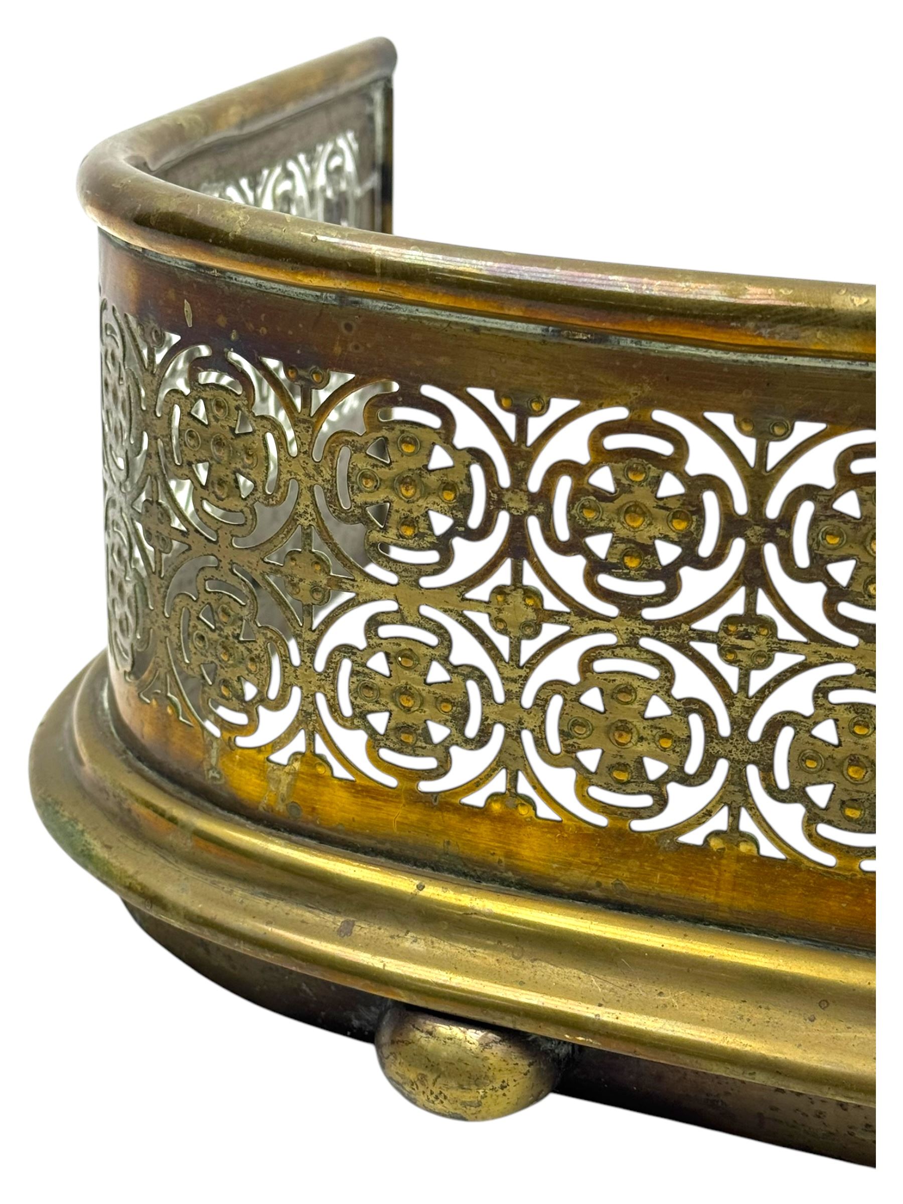 Two Victorian brass fenders, with lattice design, 123x31x18cm, the other of serpentine form with wire grille, 87x38cm, (2)