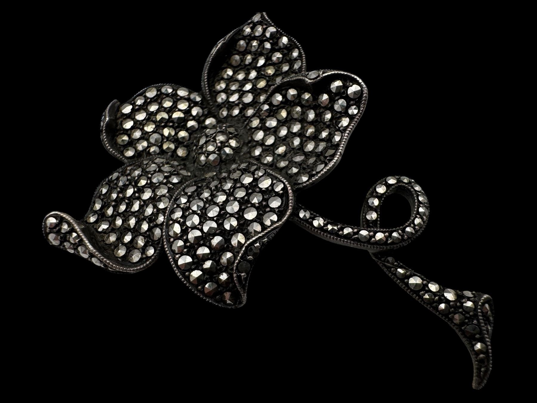 9ct gold cameo brooch, hallmarked, silver jewellery including brooch and earrings and a collection of costume jewellery