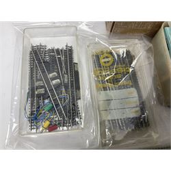 Marklin mini-club 'Z' gauge - quantity of predominantly boxed track including 8505 straights, 8530 curves, 8561 points, 8939 signals, 8591, 8507, 8510, 8564 etc; conductor wire sections with 8911 supports; short lengths, cross-overs, switches and other accessories