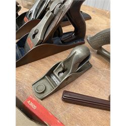 Record No4 plane, Stanley Bailey plane, Record bull face and other planes and tools - THIS LOT IS TO BE COLLECTED BY APPOINTMENT FROM DUGGLEBY STORAGE, GREAT HILL, EASTFIELD, SCARBOROUGH, YO11 3TX