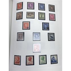 Australia 1913 and later stamps, including used and unused examples, postage due stamps, Queen Elizabeth II issues etc, housed in 'The Utile Hinged Leaf Album'
