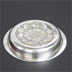 Late 20th century silver pin dish, embossed with Yorkshire rose to centre, hallmarked C J Vander Ltd, London 1971, together with a set of six silver handled King's pattern tea knives, hallmarked Kirby Beard Ltd, Sheffield 1928, contained within fitted case