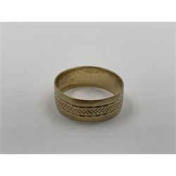 9ct gold wedding ring, with band of engraved decoration, hallmarked 