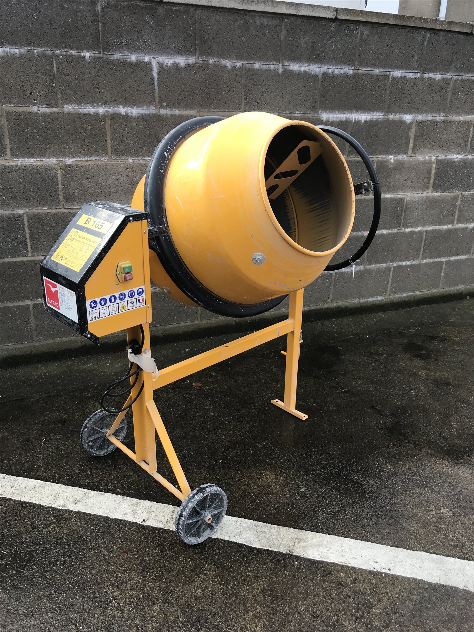 Altrad Saint Dennis V16/B165 230V cement mixer