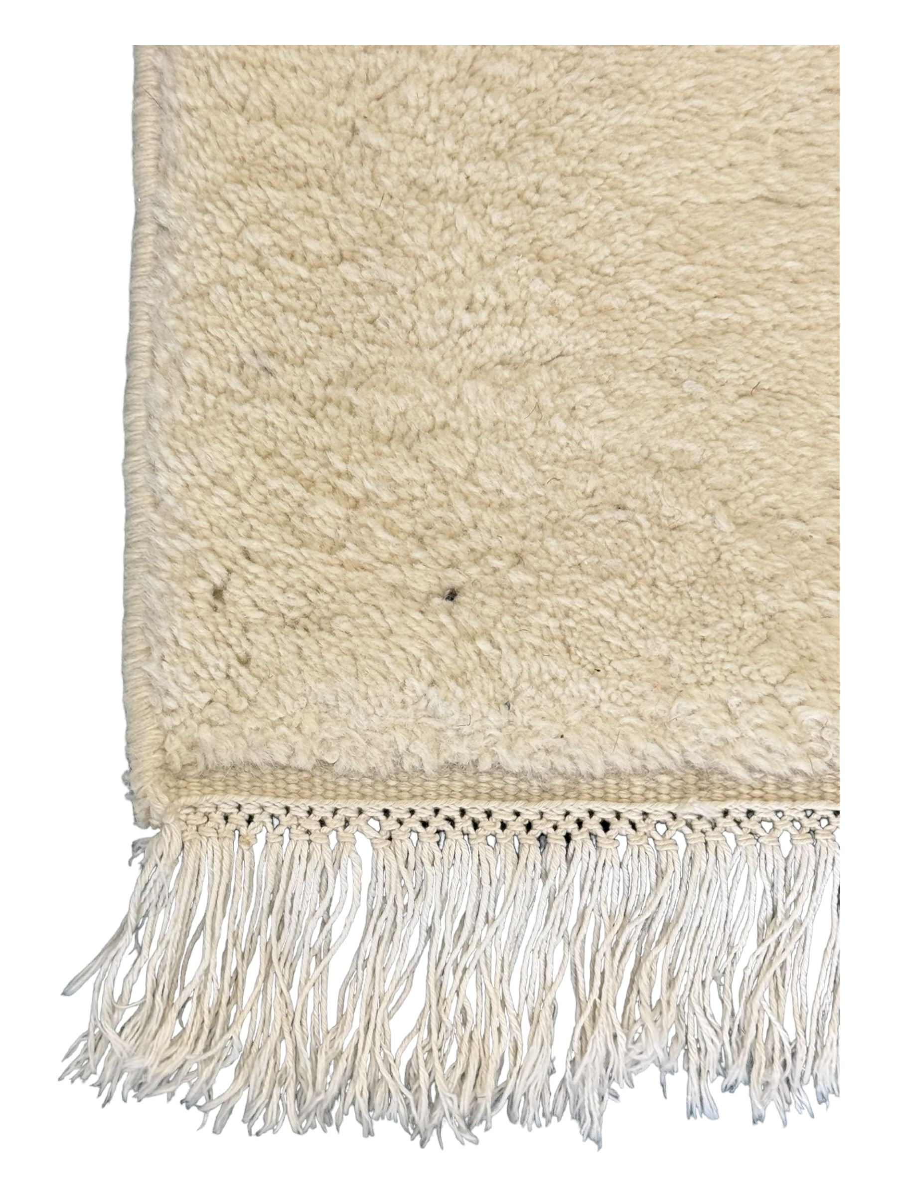 Contemporary Kayam hand-knotted Indian rug, plush wool pile in plain cream, ivory fringed edges on both sides 