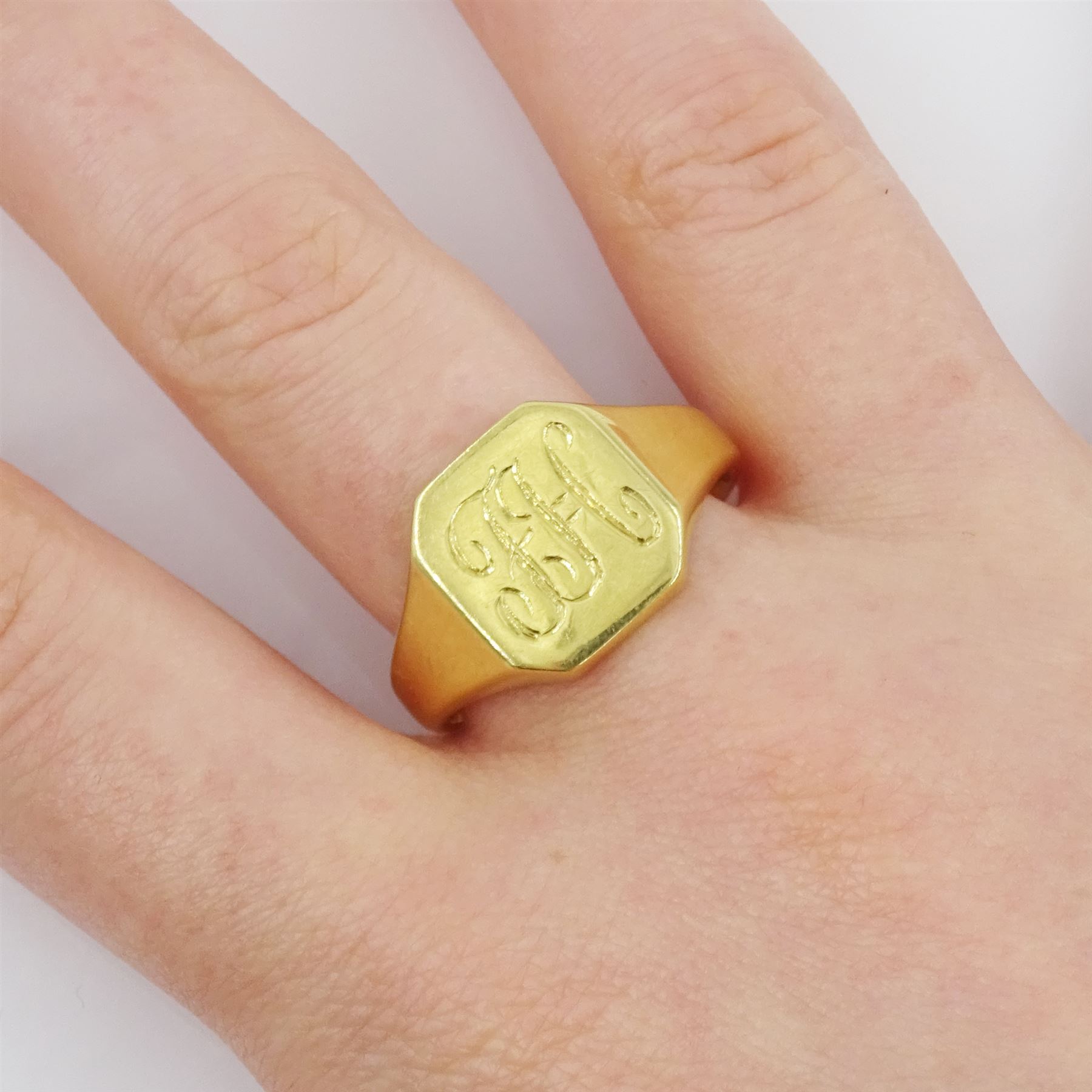 18ct gold signet ring Jewellery 102653