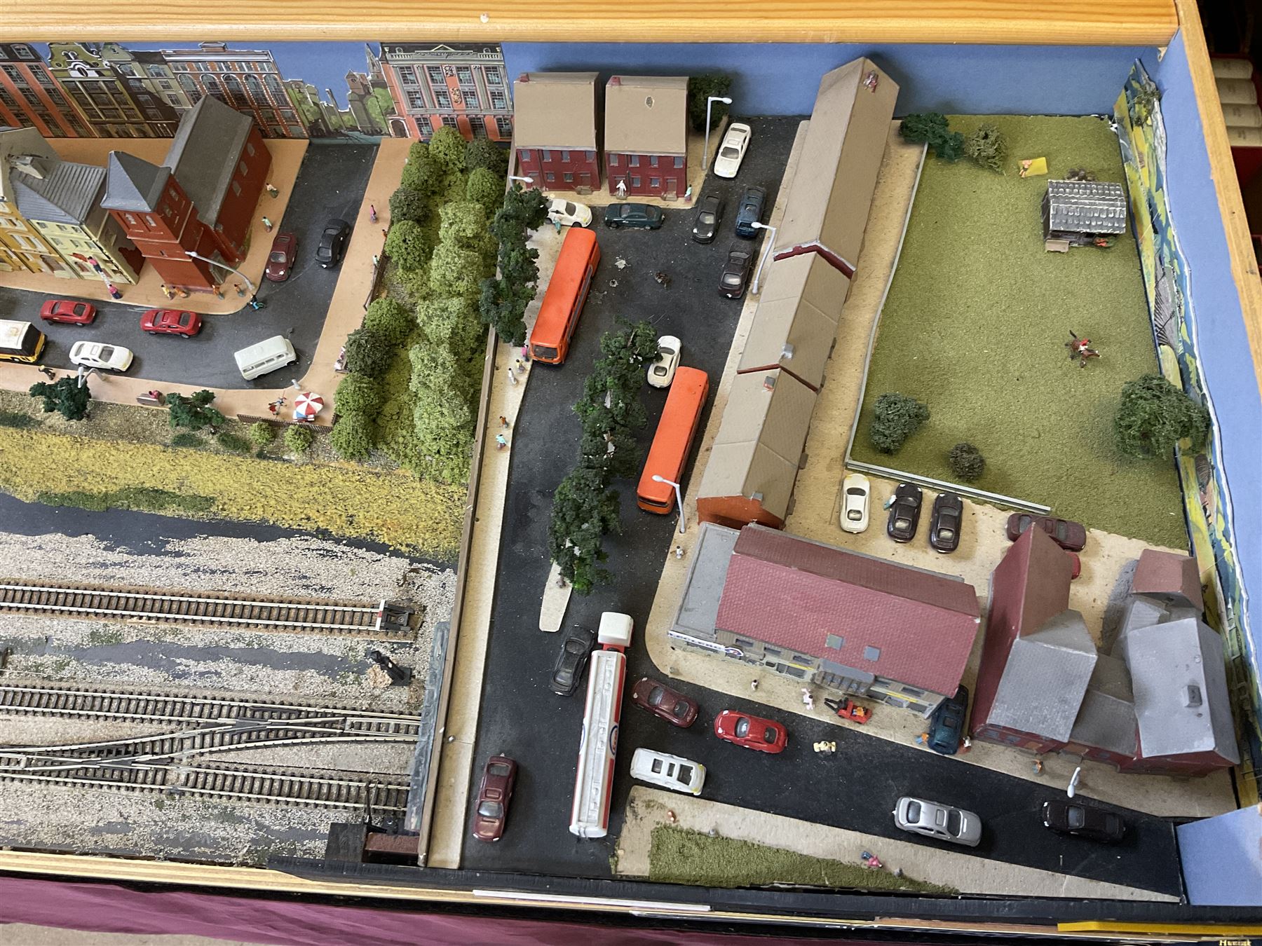 'Z' gauge continental scenic layout with folding legs, various loops of track and sidings with overhead cables, buildings including water tower, tunnels, roads with motor vehicles and figures, trees, haven with boats, backdrop diving wall hiding control units 150 x 50cm