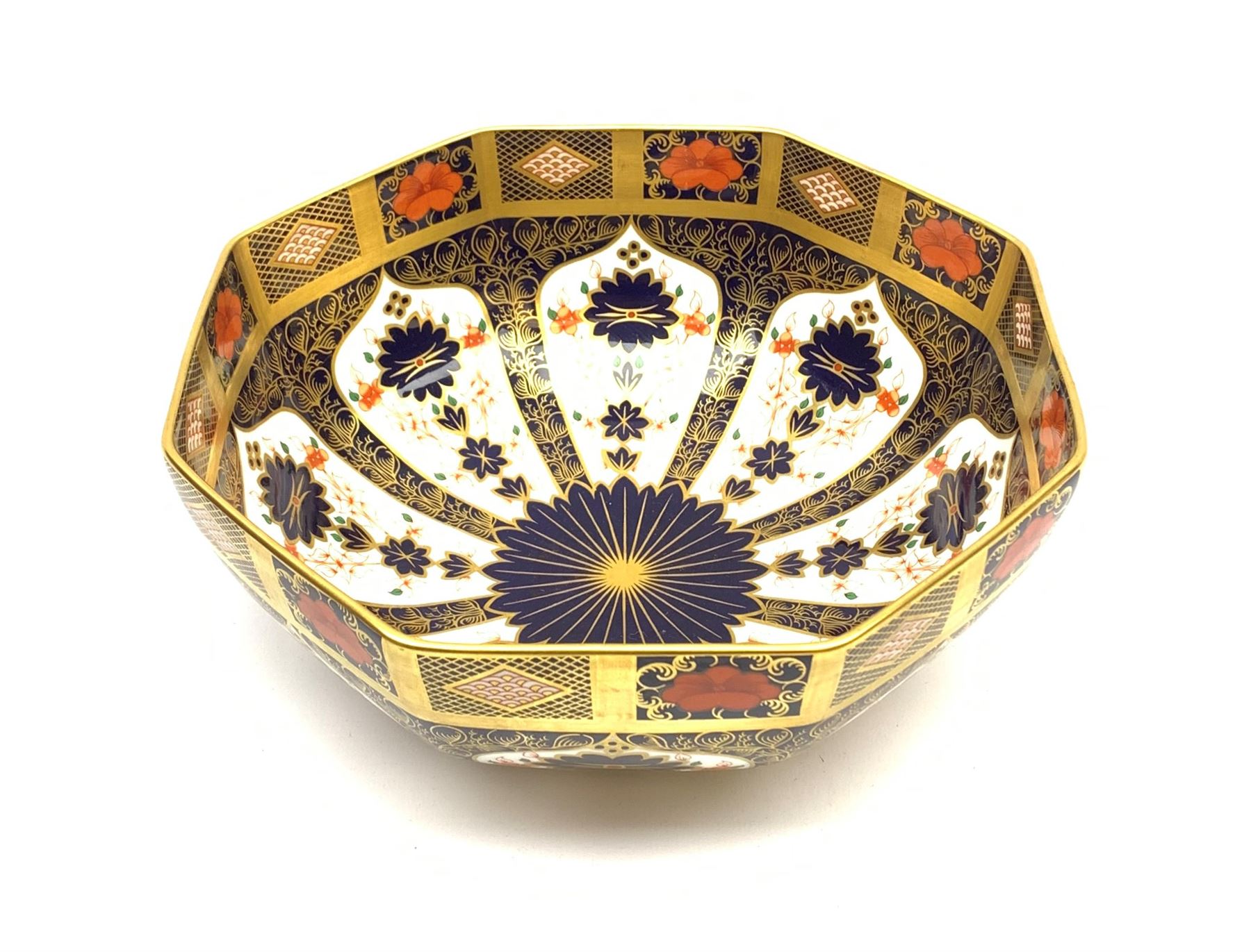 A Royal Crown Derby Imari bowl, of octagonal form, decorated in the 1128 pattern, with printed marks beneath, D23.5cm. 