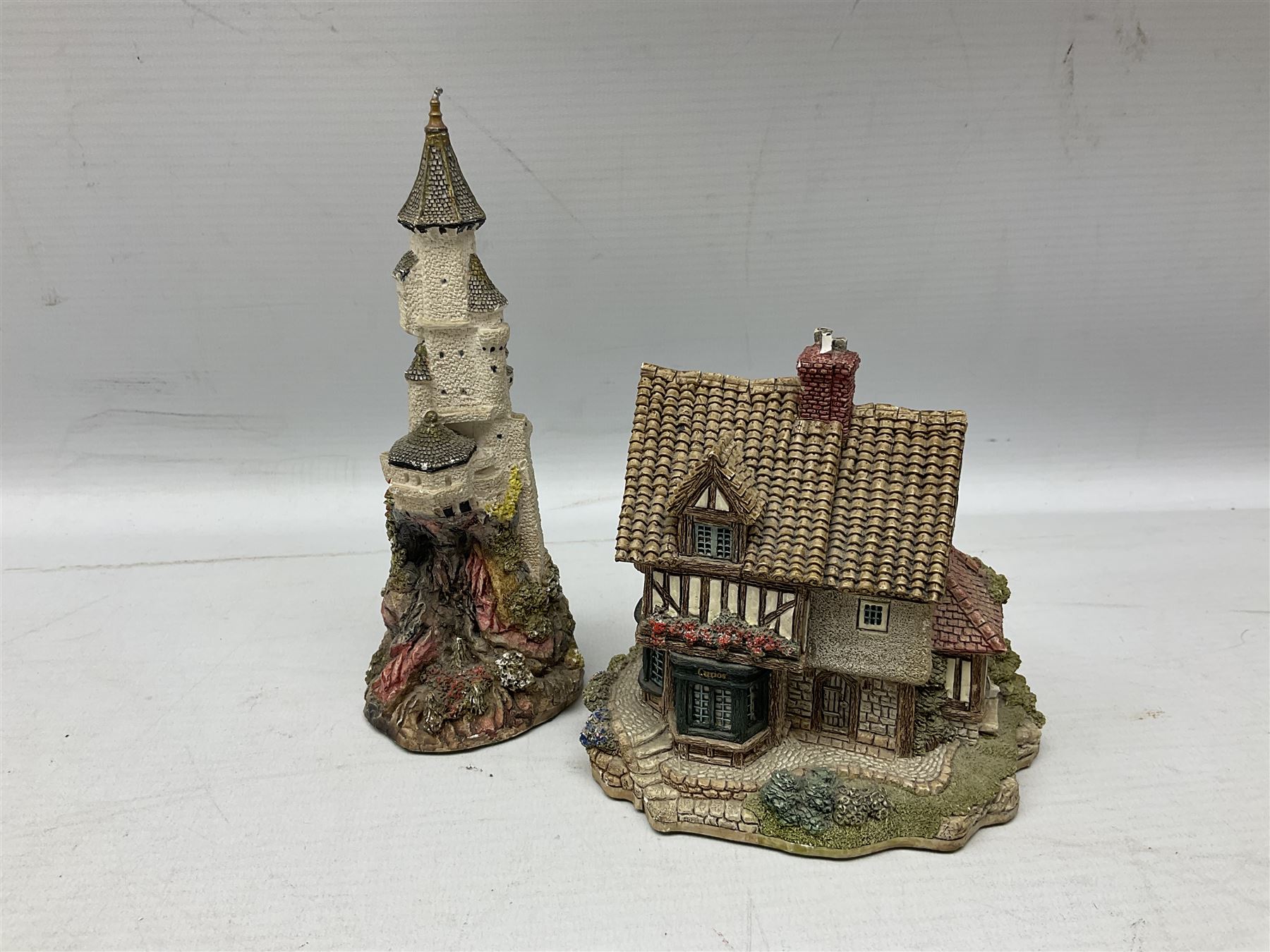 Sixteen Lilliput Lanes, to include The Golden Jubilee, Round Tower - Windsor Castle, Castle of the Golden Chalice, Travellers Rest, with box and deed,  Summer Days, Sunshine Creek, Writing with Lewis Carol, with box and deed,  etc 