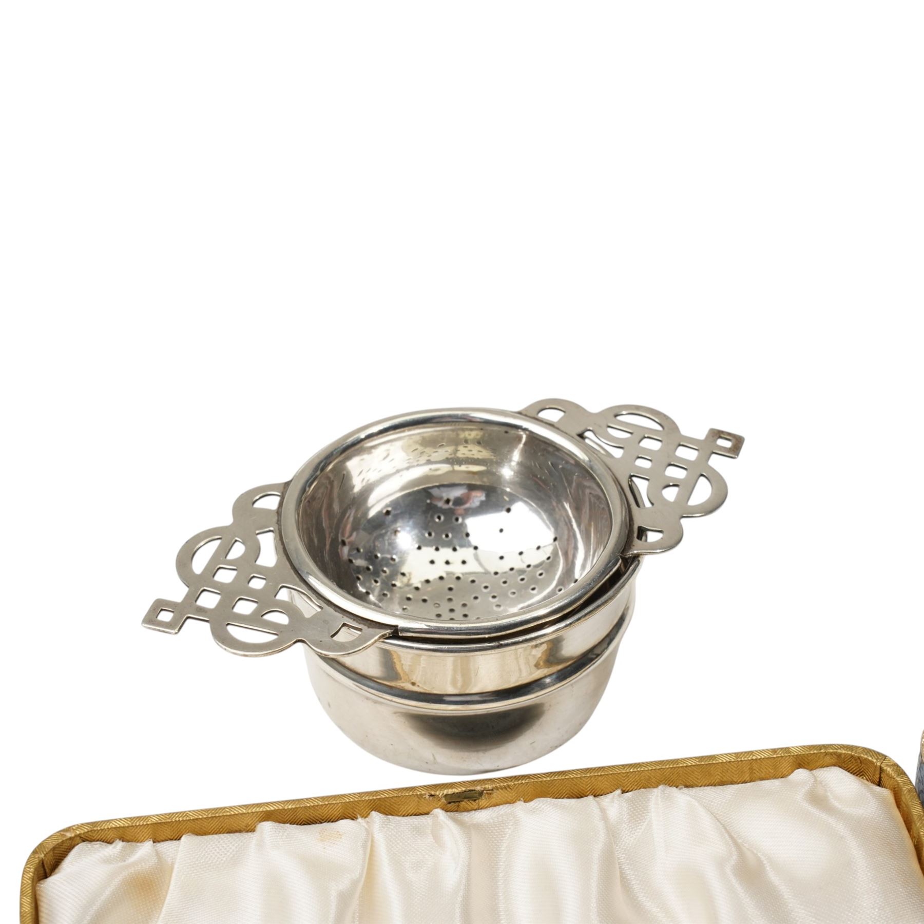 Silver tea strainer and stand Sheffield 1934, two sets of six silver handled pastry knives and three silver teaspoons
