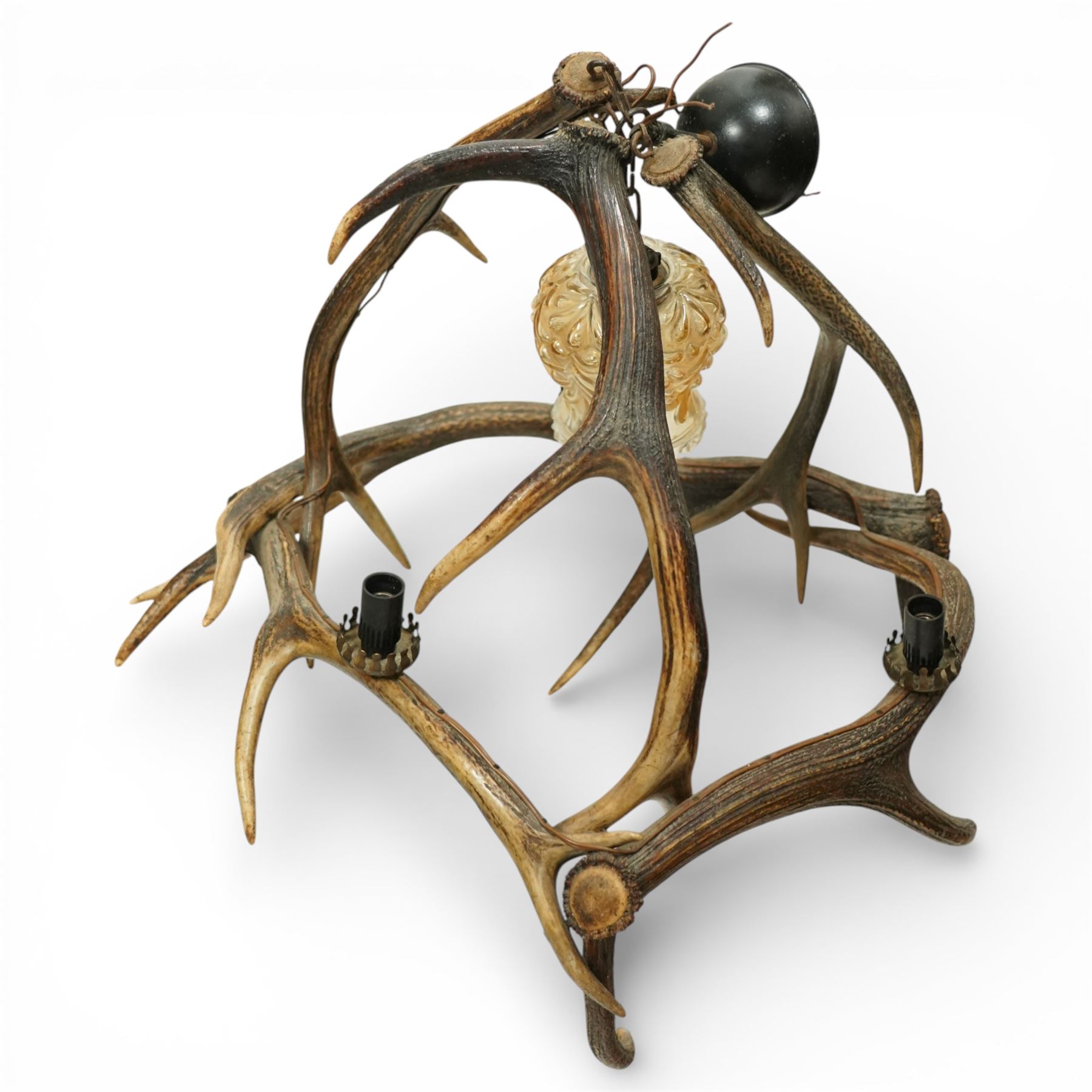 Antlers/Horns - Deer antler chandelier, of circular form, with three fitted lights, H77cm 