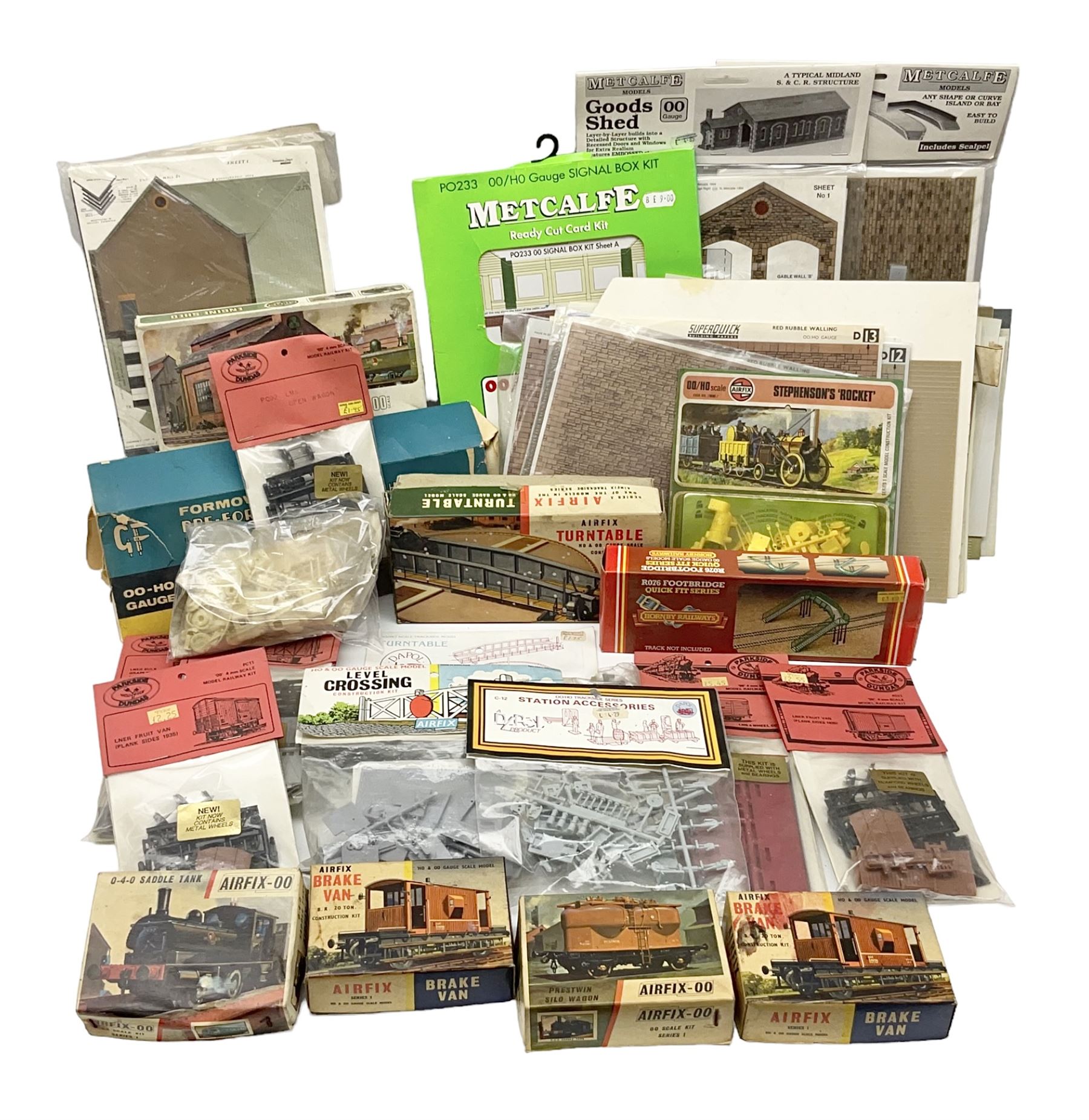 '00' gauge trackside accessories including Metcalfe kits for Platform, Goods Shed and Signal box, Superquick locomotive shed, Airfix kits for locomotive, wagons and buildings etc, Dapol Station Accessories and Turntable, six Parkside Dundas wagon kits, Hornby Footbridge etc; most boxed or packaged