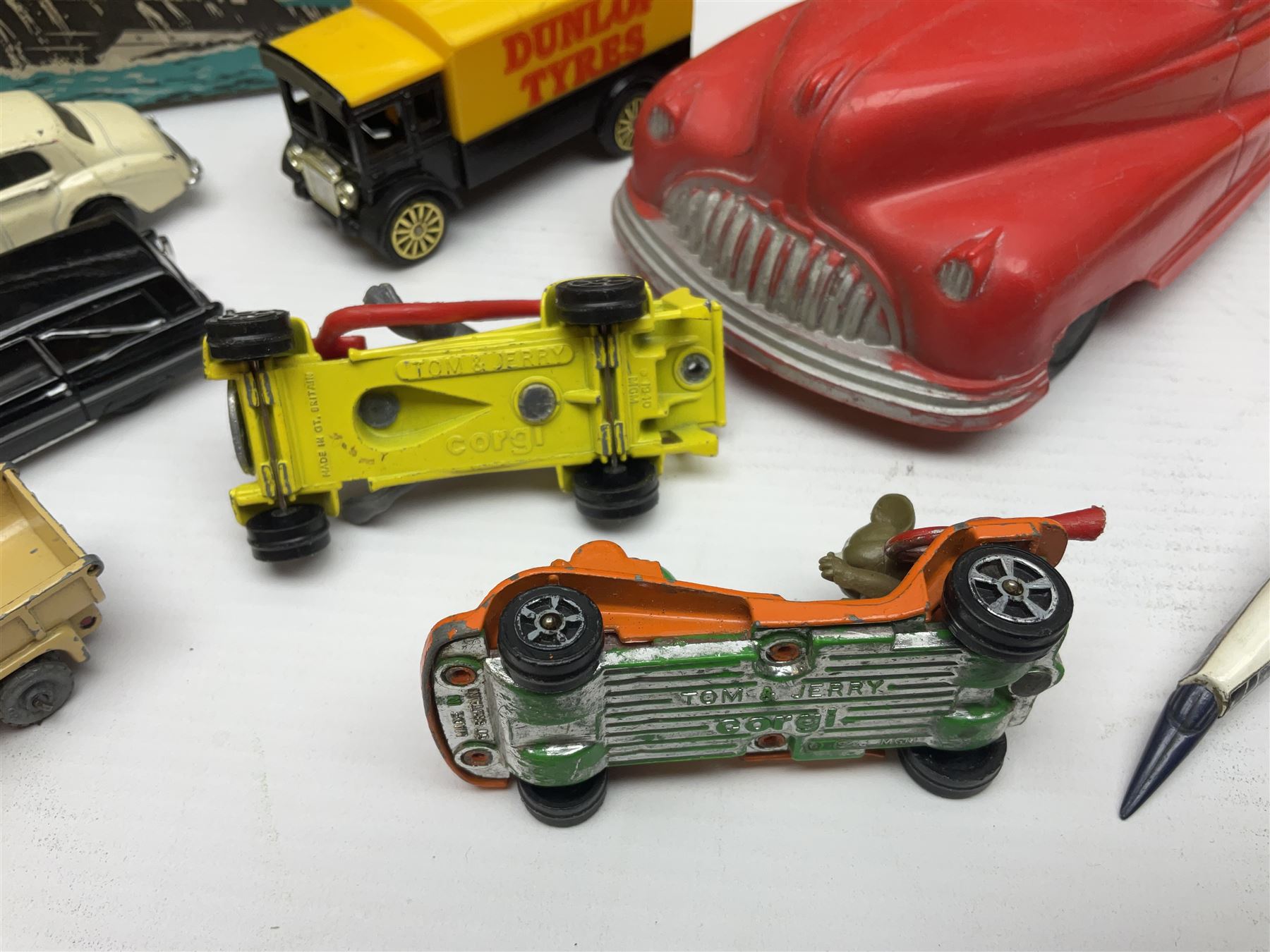 Quantity of model cars to include Atcomi radio control Ford Sierra XR4i, Maisto 1:18 scale Volkswagen Export Sedan, Corgi Tom & Jerry cars, Lledo, Dinky, Matchbox etc, boxed and loose 