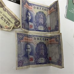 King George V 1935 crown coin, King George VI 1951 Festival of Britain crown in maroon box, various pre decimal coins, Ireland 1928 florin, Queen Elizabeth II UK 2007 five pound coin, two 'The Farmers Bank of China' five yuan notes etc