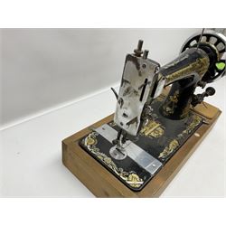 Singer sewing machine, serial no 1155087, H29cm