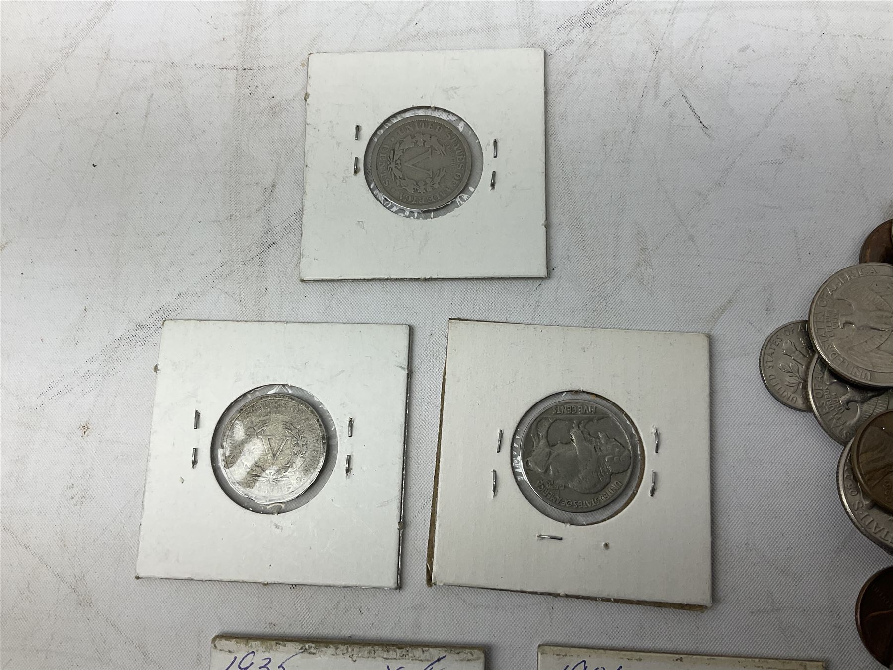 Mostly United States of America coinage, including 1828 one cent, buffalo nickels, various half dollar and dollar coins etc