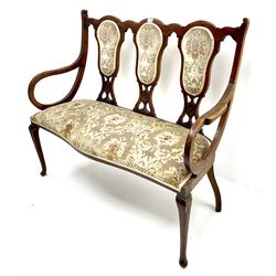 Edwardian mahogany three panel back settee, shaped and pierced back, scrolling arms with serpentine seat, cabriole supports 