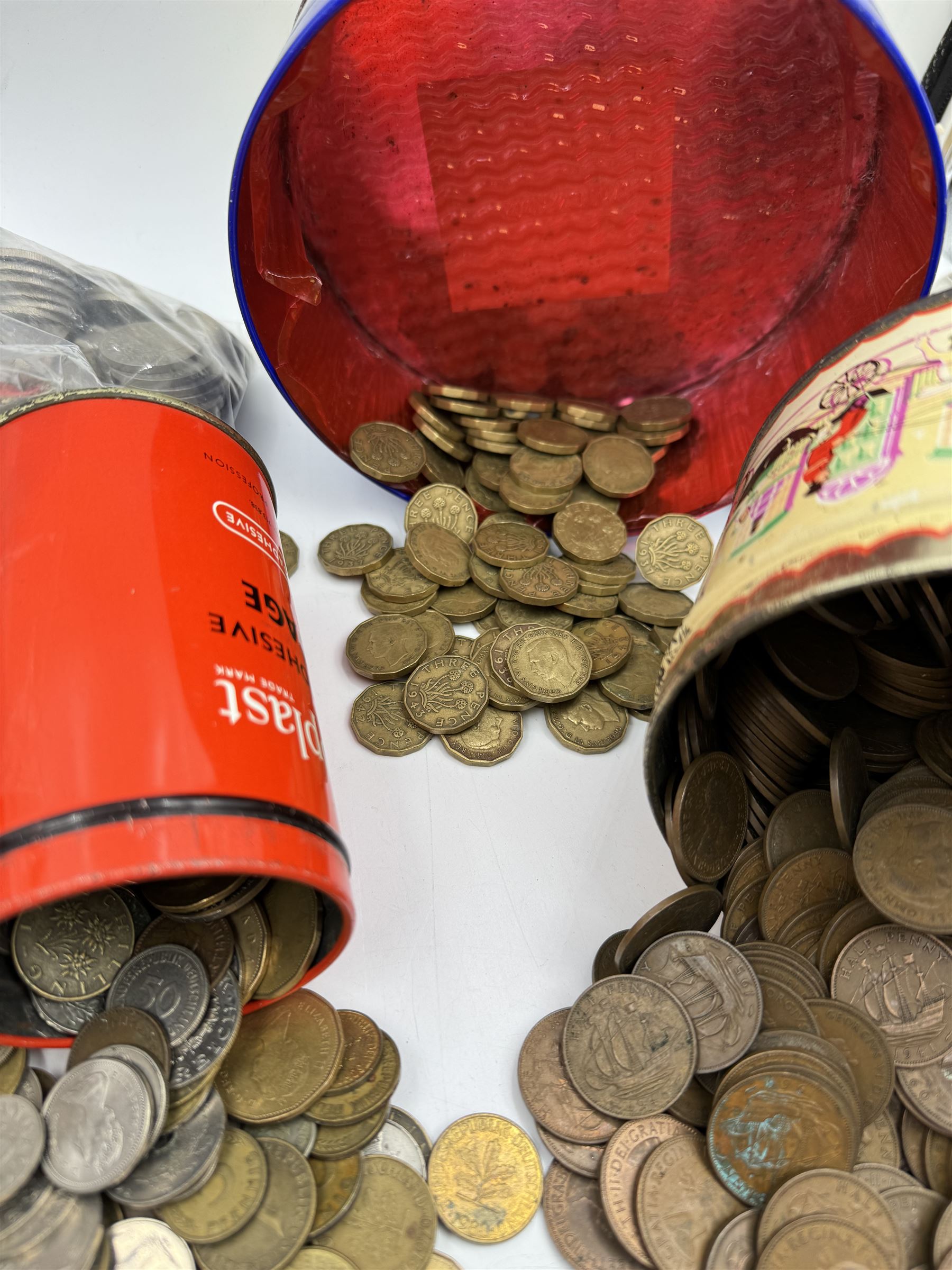 Mostly Great British pre-decimal coinage, including halfpennies, pennies, brass threepences, sixpence pieces, one shillings, two shillings and half crowns, small number of pre 1947 silver coins, small number of World coins etc