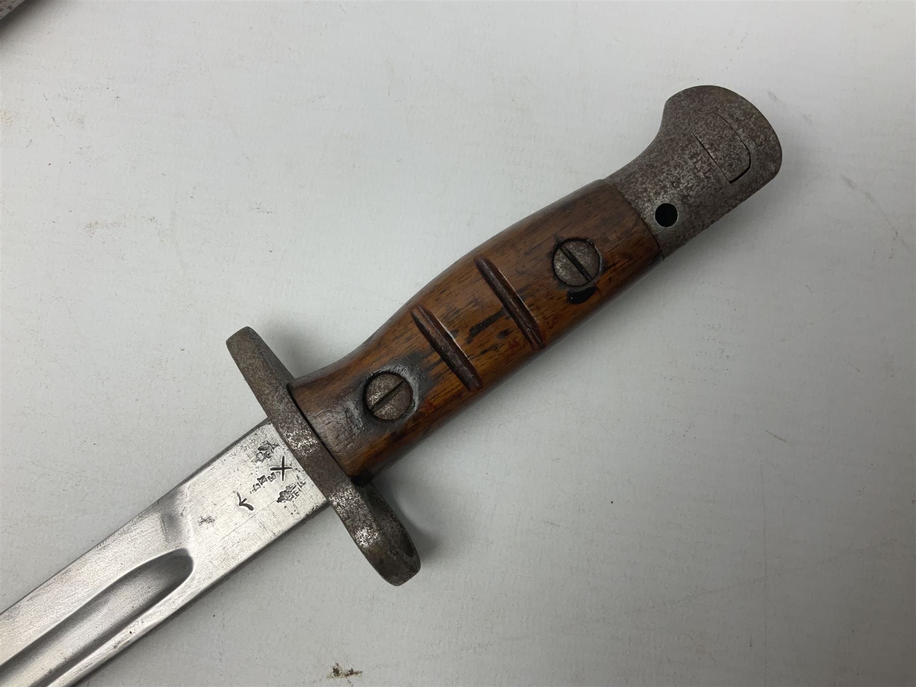 WW1 British 1907 pattern bayonet, the 43cm single edged fullered blade stamped to the ricasso with a crown GR cypher 1907 8 15 Sanderson, with various ordnance marks verso, two piece walnut grip, pommel stamped 1HLI 354; in steel mounted leather scabbard stamped 140 to the throat L57cm overall