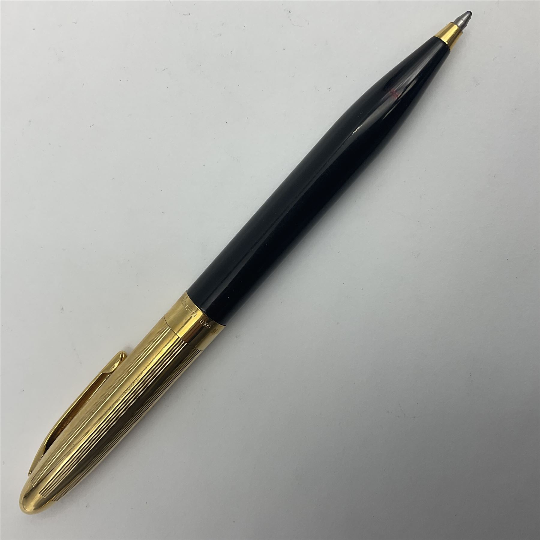 Sheaffer Crest fountain pen, the black barrel with gold plated cap and 18K nib, together with a matching ballpoint pen and further fountain pen, longest L14cm (3)
