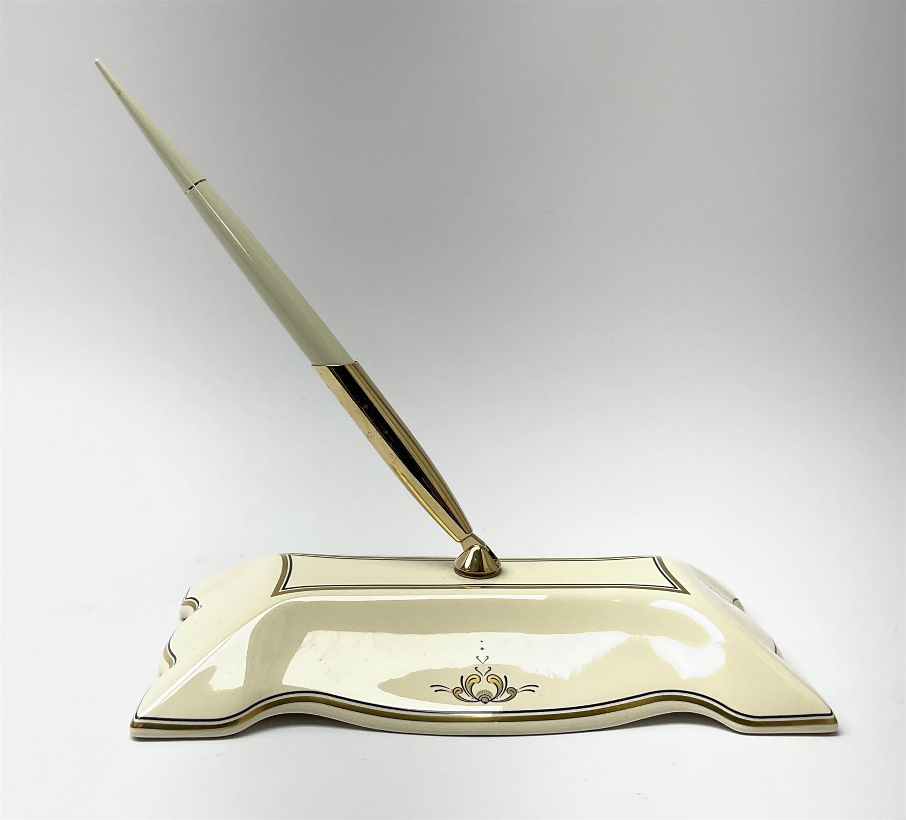 A limited edition Royal Doulton Sheaffer desk set, 1584/5000, with 14K gold nib pen, L21cm. 