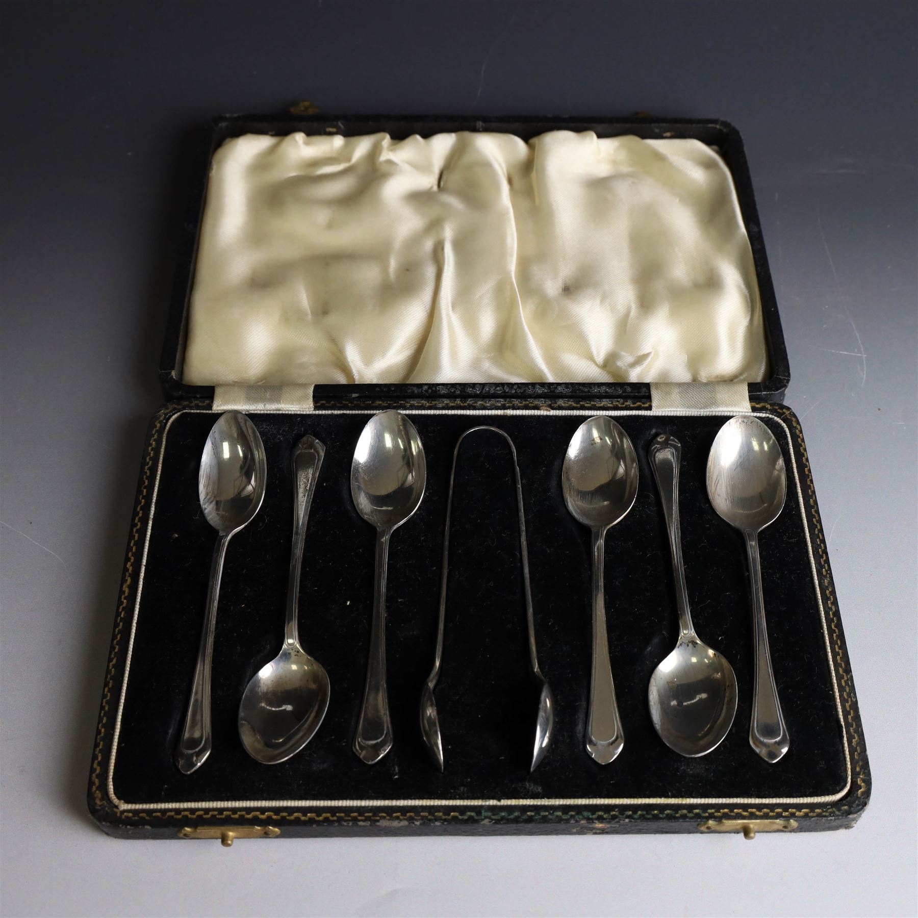 Set of six 1930s silver teaspoons and sugar tongs, hallmarked Arthur Price & Co Ltd, Birmingham 1936, in fitted case 