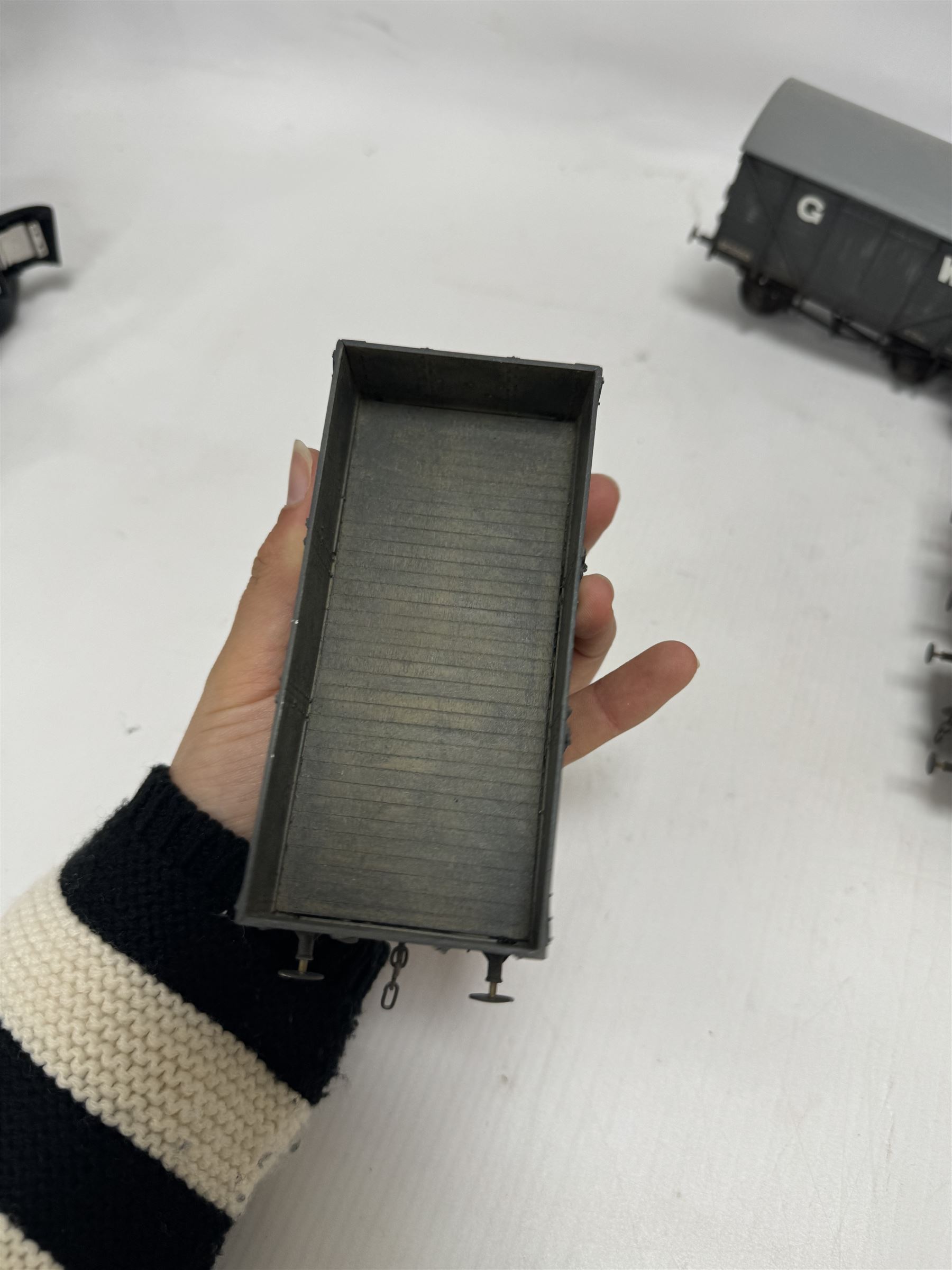 Thirteen kit built O gauge rolling stock models, including examples by Oakville Kits and Parkside Dundas, some boxed